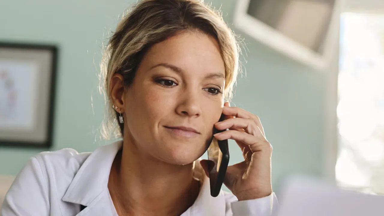 women_on_phone
