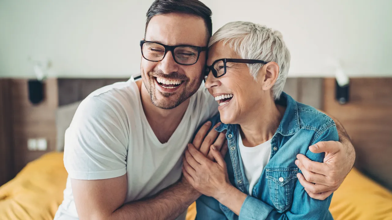 Glückliche Frau und Mann